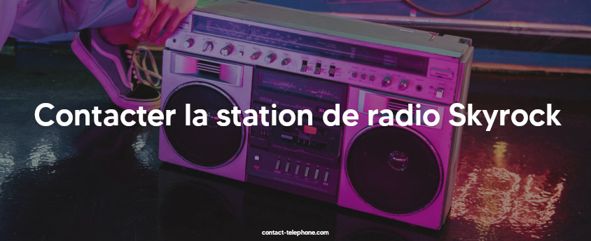 Une radio est posée sur le sol, l'éclairage est violet, rose.