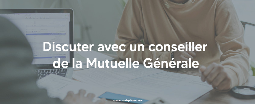 Durant un rendez-vous, une femme se tient en face d'un conseiller devant son écran d'ordinateur, des documents son posés sur le bureau.