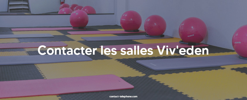 Salle de fitness avec des ballons et des tapis de gym roses, jaunes et violets.