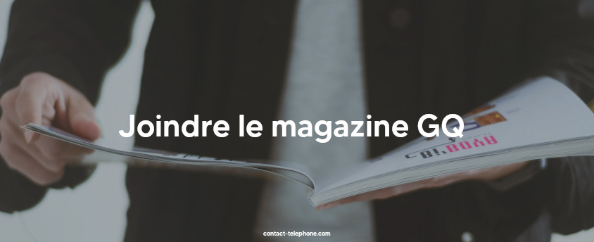 Un homme lit un magazine qu'il tient dans ses mains.