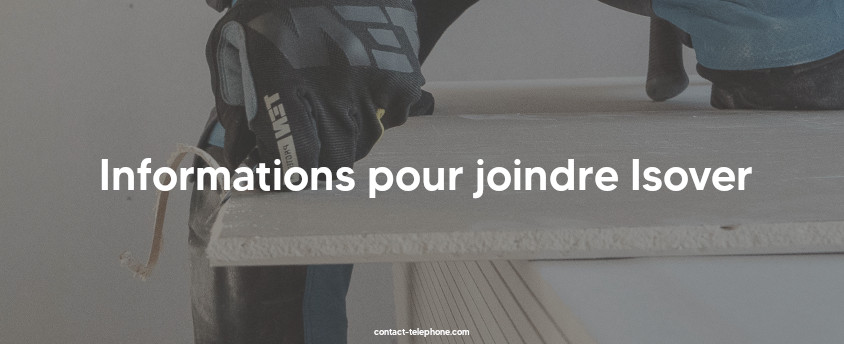 Les mains d'un homme portant des gants découpe un panneau d'isolation sur une pile d'autre panneaux.